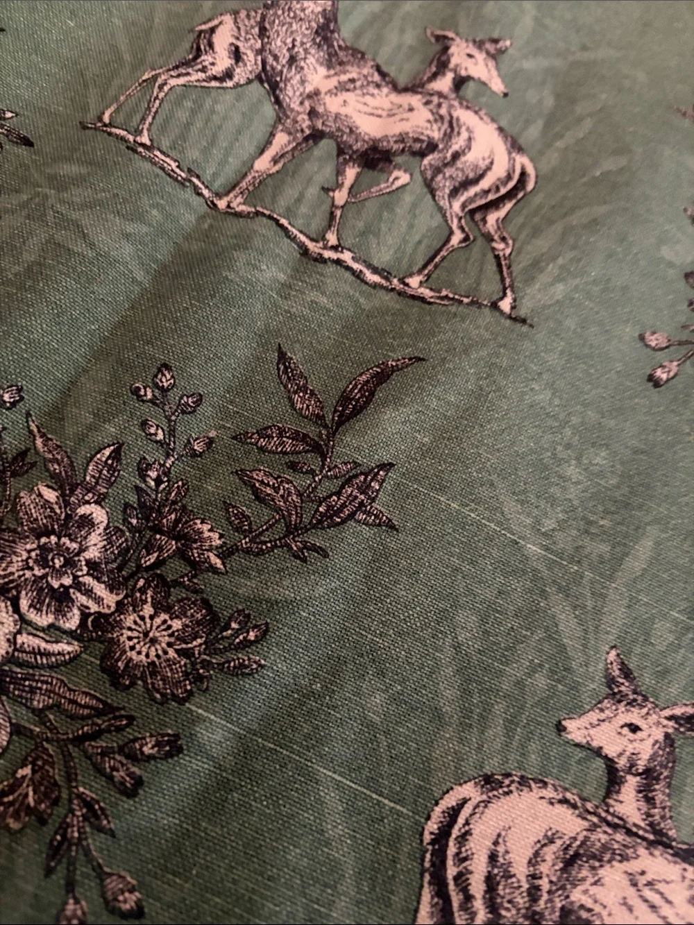 Green Deer Print Wall Tapestry – Nature-Inspired Accent